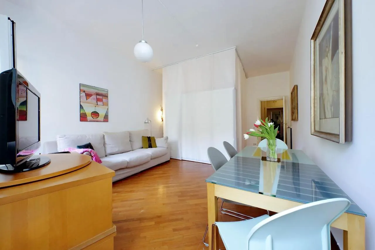 Navona Apartment, Large And Comfortable contacts
